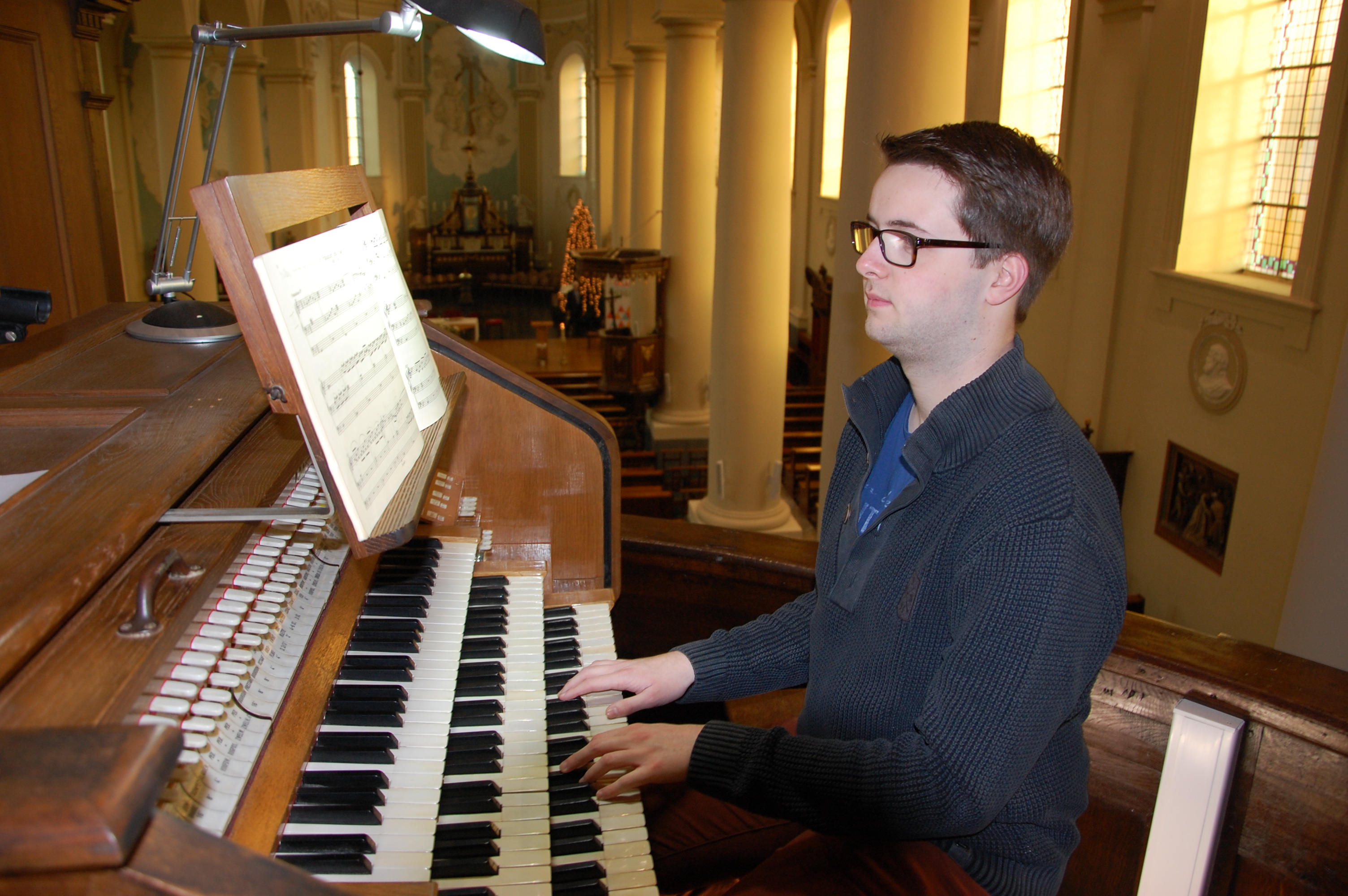 Andries (20) is nieuwe organist aan imposante Robustelly-org