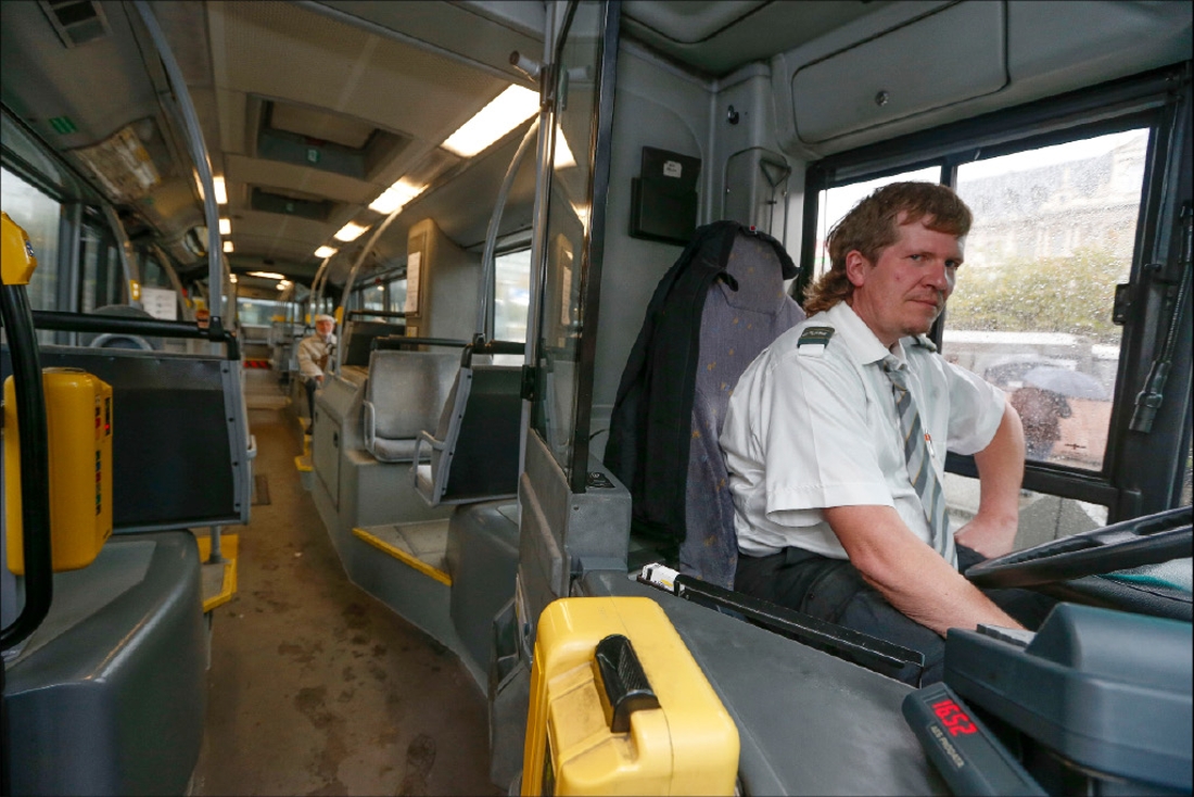 Bestuiver voor de helft stapel Vakbonden De Lijn willen stropdas voor buschauffeurs weg (Hasselt) | Het  Belang van Limburg Mobile
