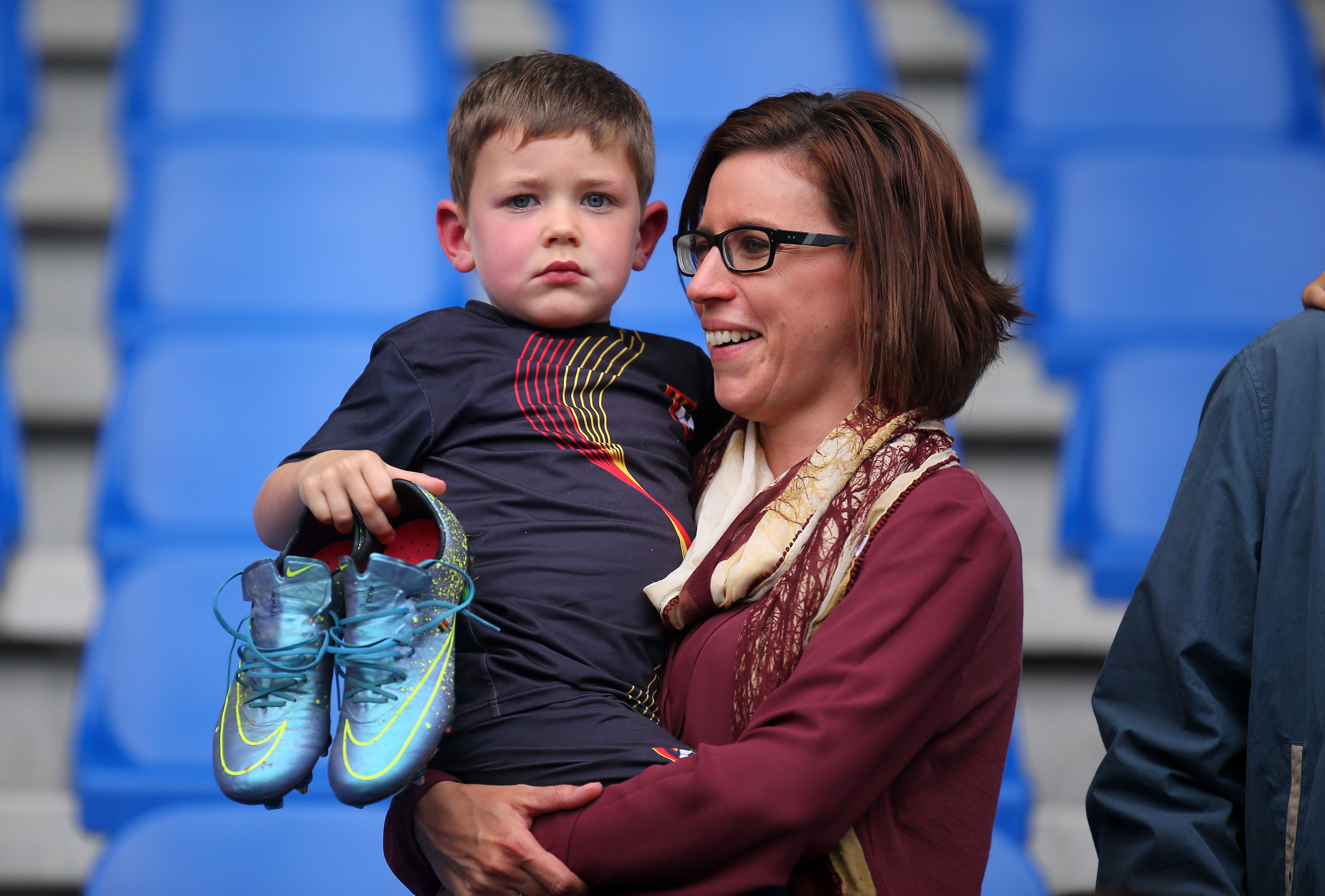 zwaarlijvigheid sofa volwassen Simon uit Zonhoven krijgt voetbalschoenen van Hazard | Het Belang van  Limburg Mobile