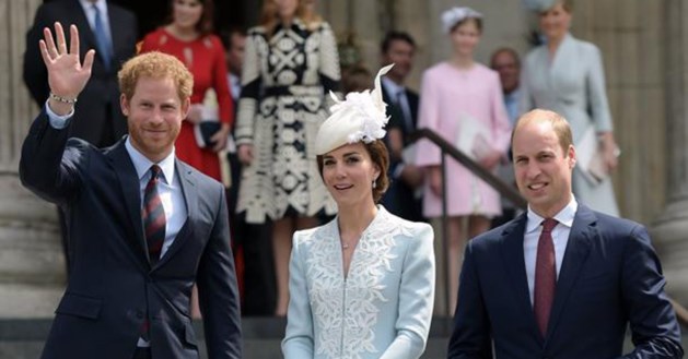 Prins William, prins Harry en Kate bezoeken graf van Diana ...