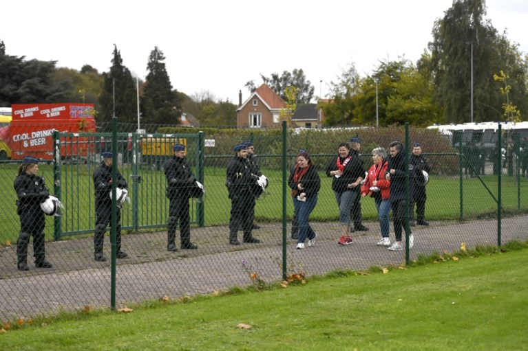 Veldslag na Club-Antwerp: Nederlandse hooligans raken ...