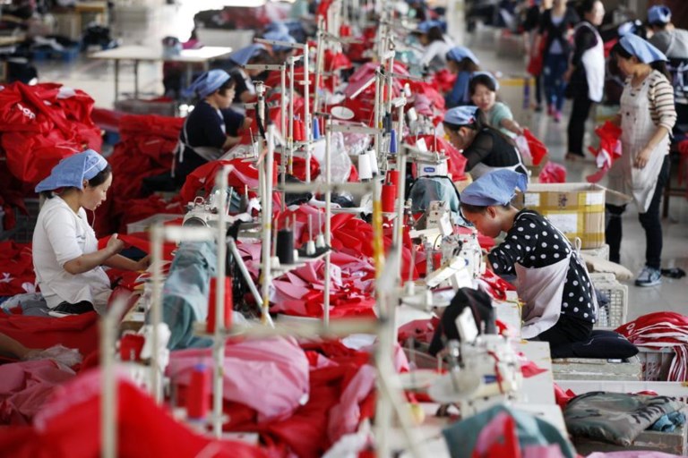 Производство товаров китай. Текстильная промышленность Китая. Легкая промышленность Китая. Текстильное производство. Текстильные фабрики Китай.