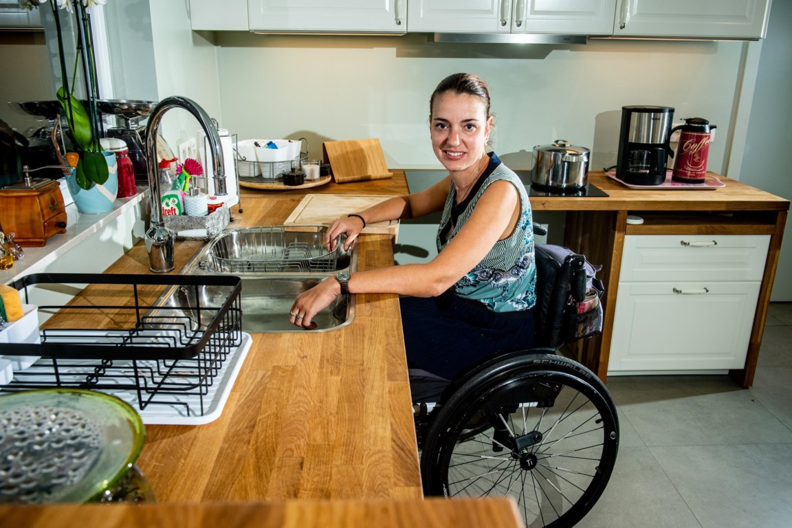 som Huidige Flikkeren VIDEO. Ikea bouwt toegankelijke keuken voor Beringse rolstoelgebruikster:  “En nog betaalbaar ook” (Hasselt) | Het Belang van Limburg Mobile