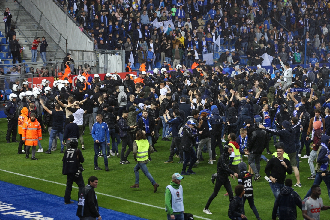 Politie pakt Genk-fan op die Bengaals vuurwerk tussen ...