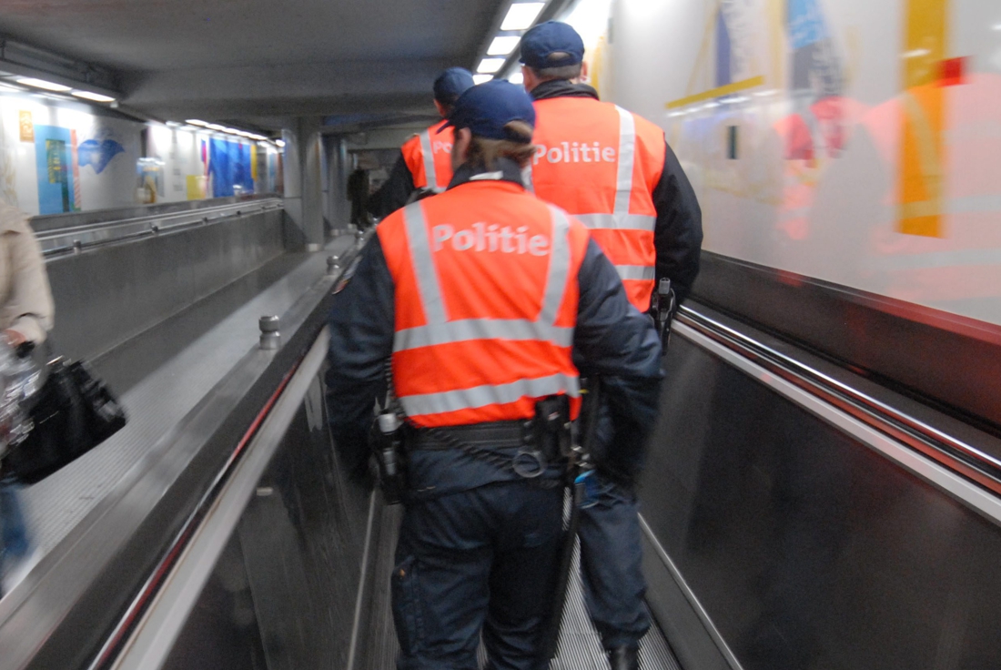 Vrouw duwt reiziger op metrosporen in Brussel, parket opent onderzoek - Het Belang van Limburg