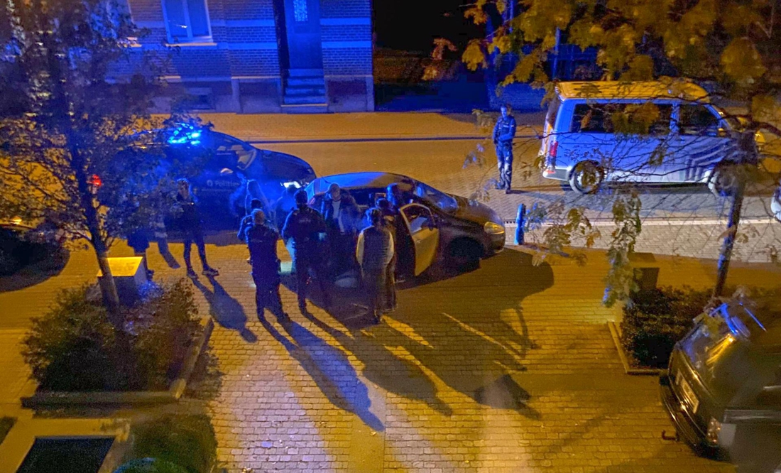 Politie betrapt kleine stadsauto met 9 passagiers