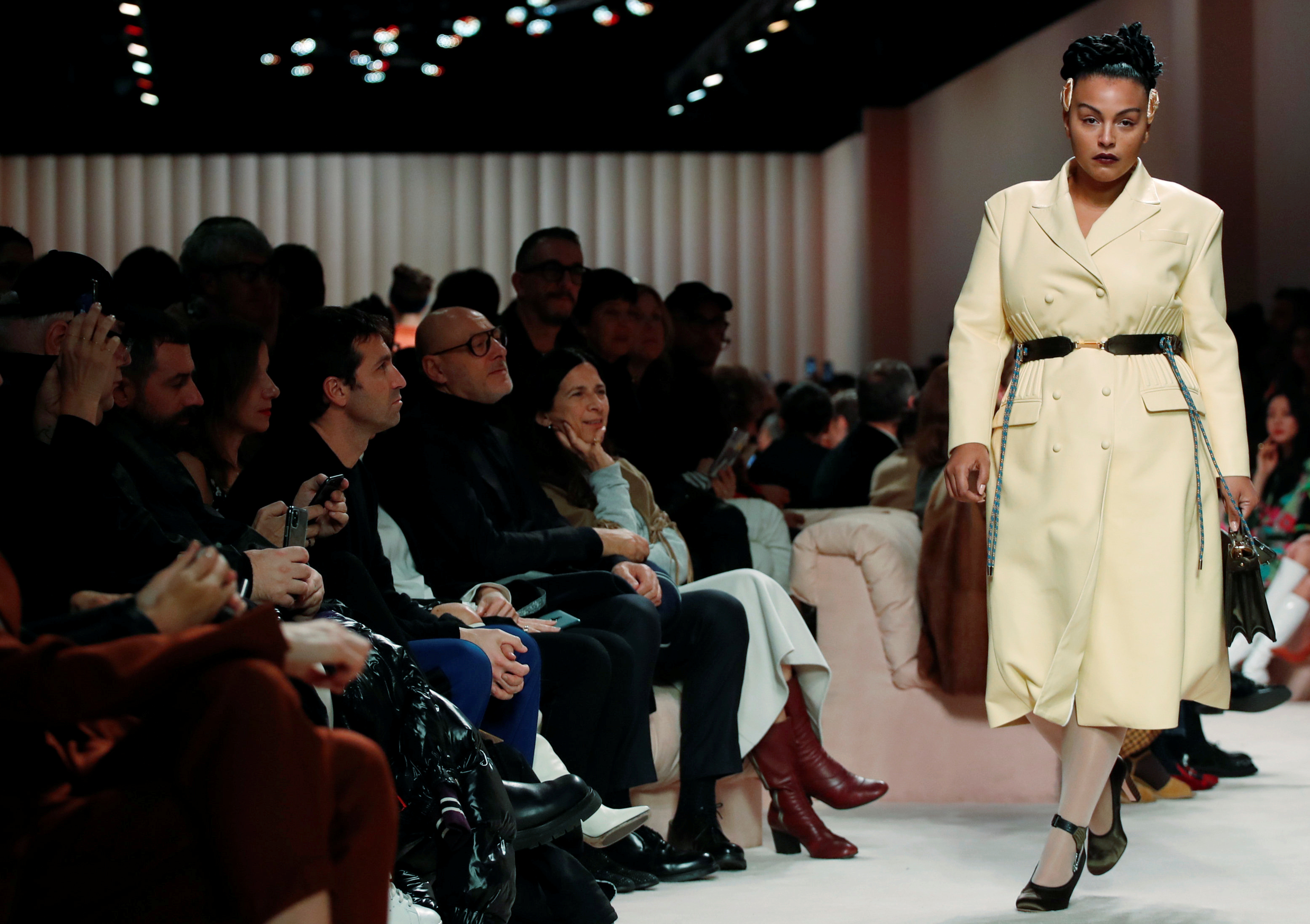 Verbazingwekkend Chanel verrast op Parijse modeweken met 'gewone' vrouw op d PA-26