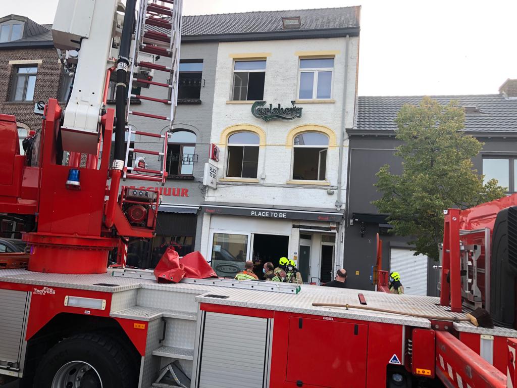 Café uitgebrand tegenover station van Leopoldsburg, straat