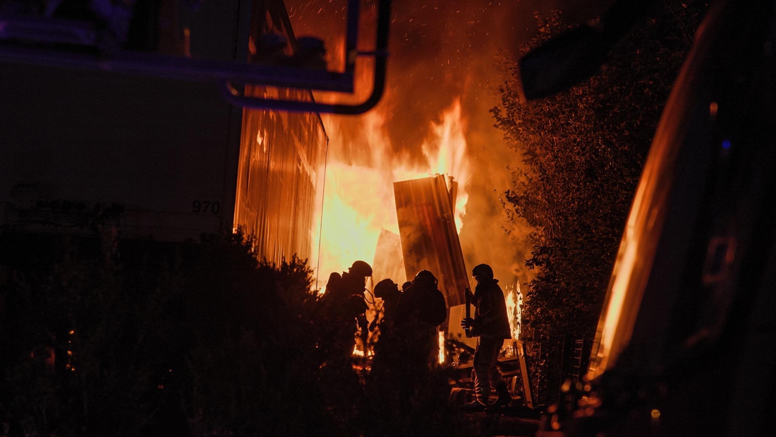 Expanding fire destroys warehouse in Veldwezelt: cause is ind … (Lanaken)