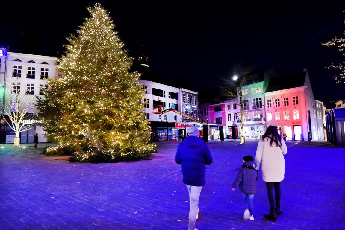 17 Meter Hoge Kerstboom Op Hasseltse Grote Markt Hasselt Het Belang Van Limburg