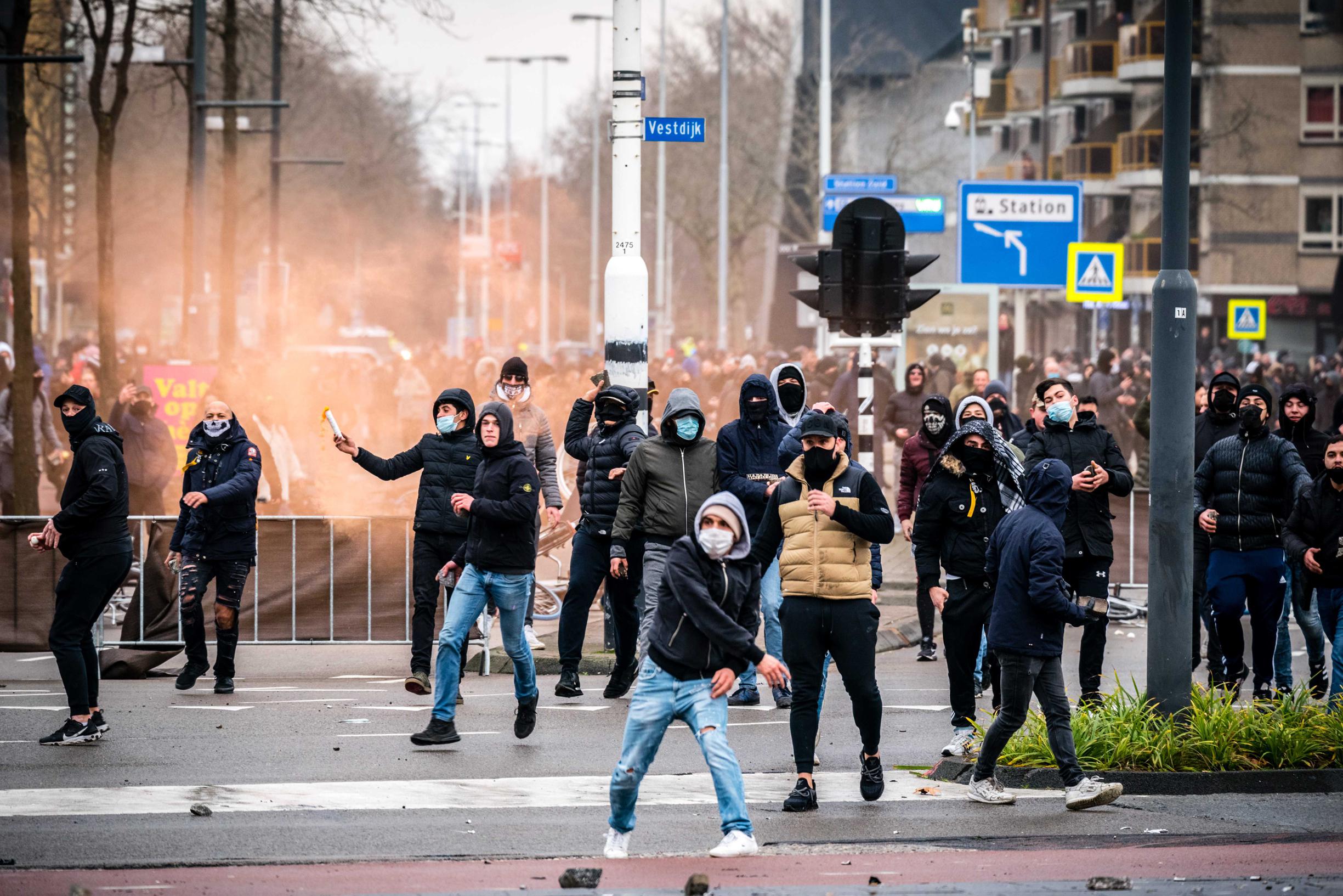 События в нидерландах. Протесты в Амстердаме. Беспорядки в Нидерландах.