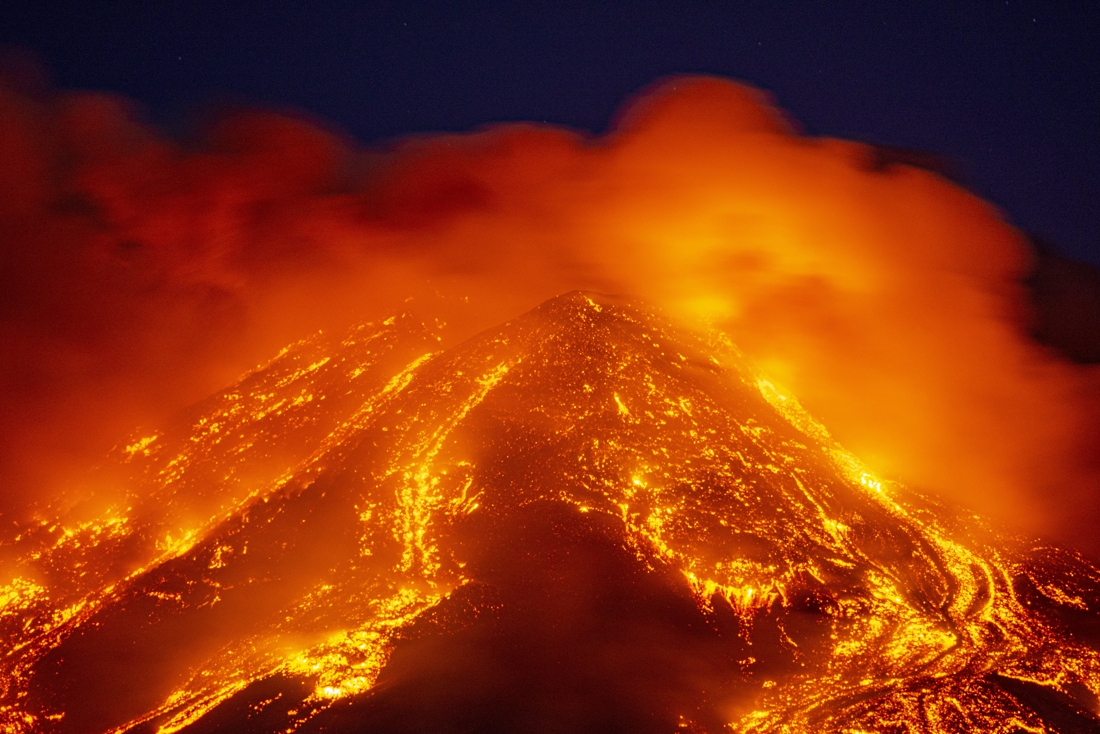 Vulkaan Etna spuwt opnieuw as en rook de lucht in na explosieve