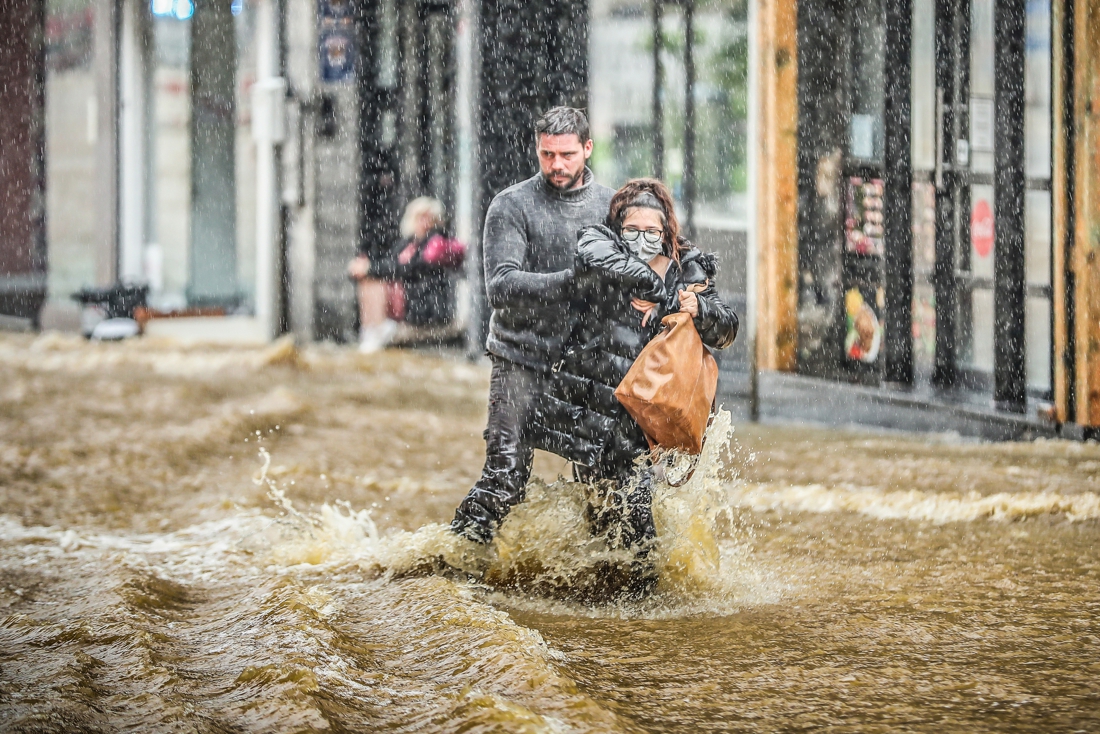 OVERZICHT. Chaos Door Zondvloed: Doden, Vermisten, Ingestorte Huizen En ...