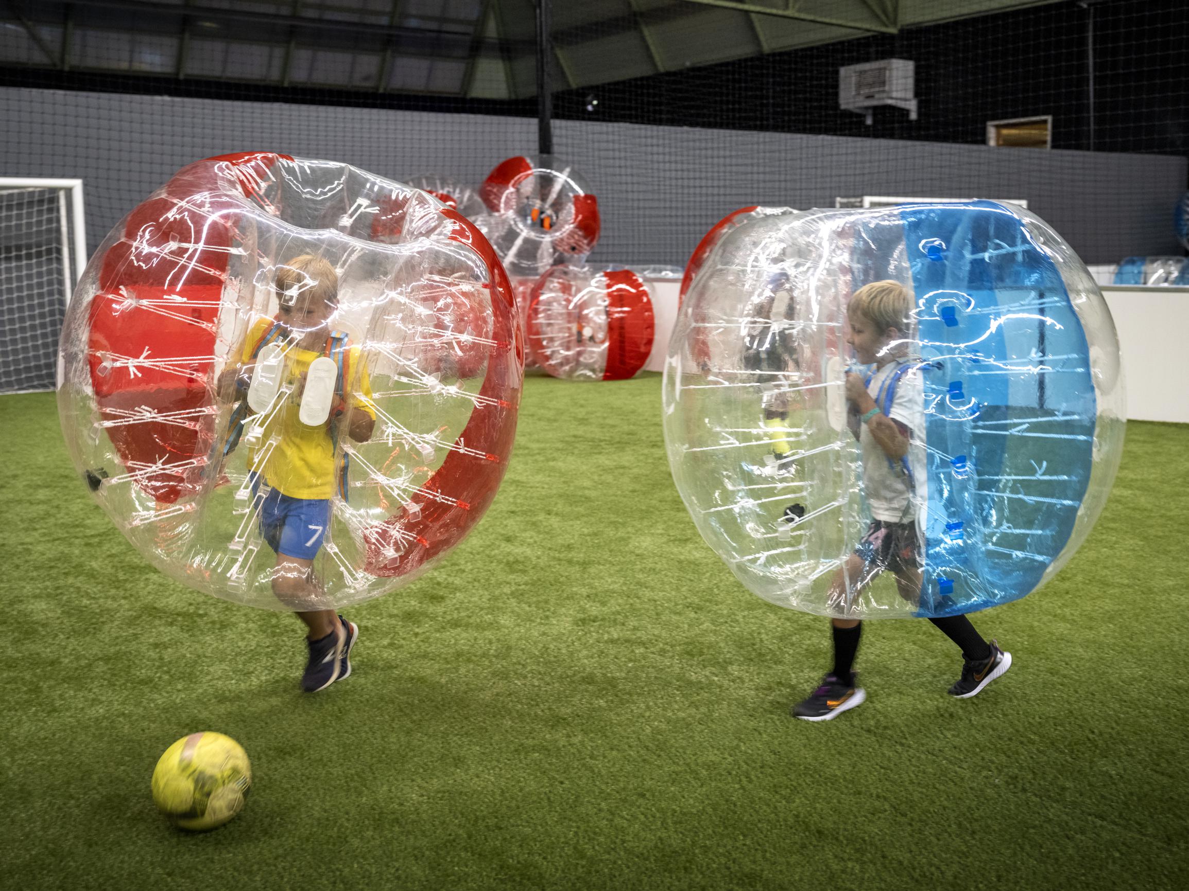 Getest: voetballen in een opblaasbare bol met Bubble foot (Genk) | Belang van Limburg Mobile
