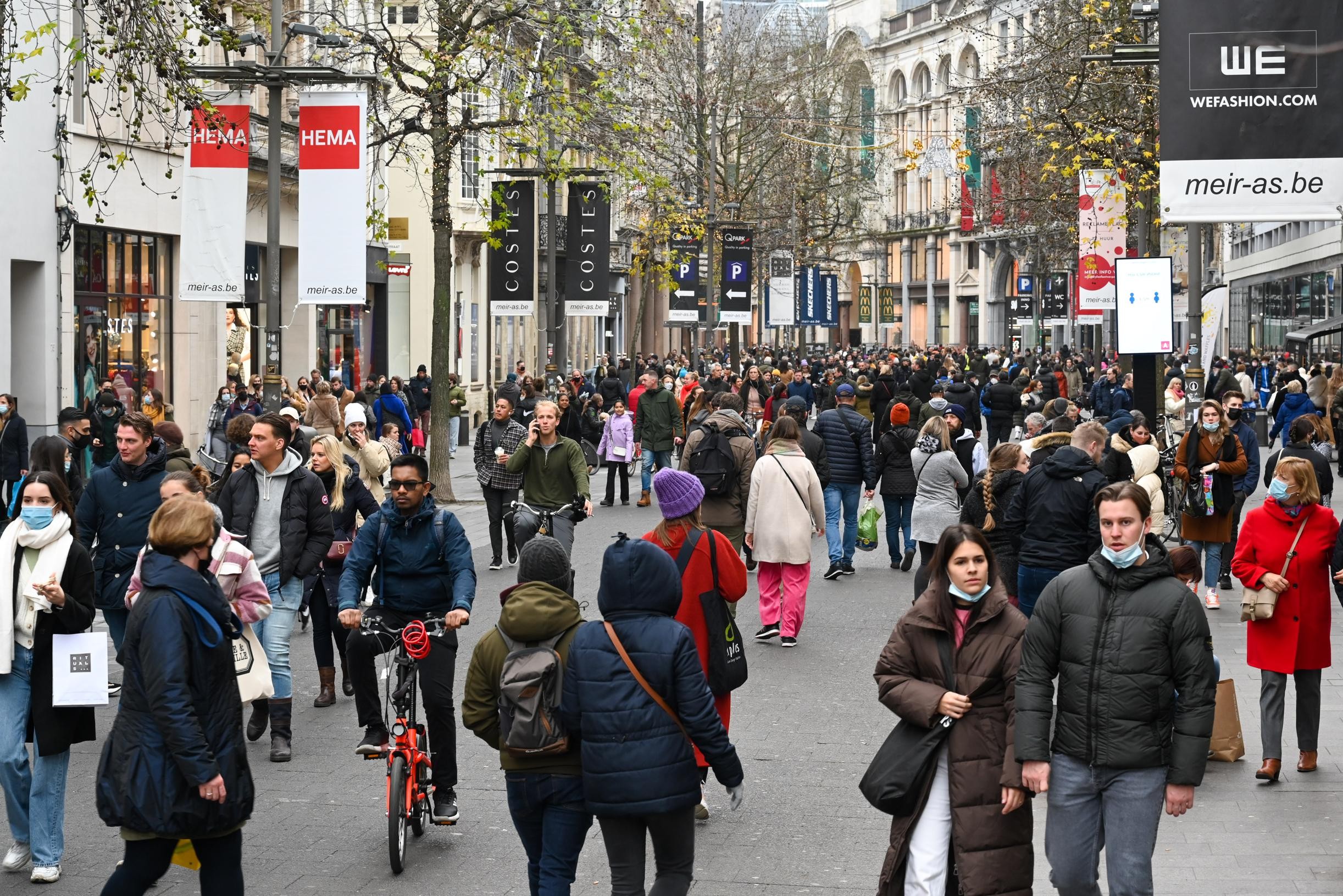 Walking over the heads while shopping: is it safe?  Even now everything closes in the Netherlands?