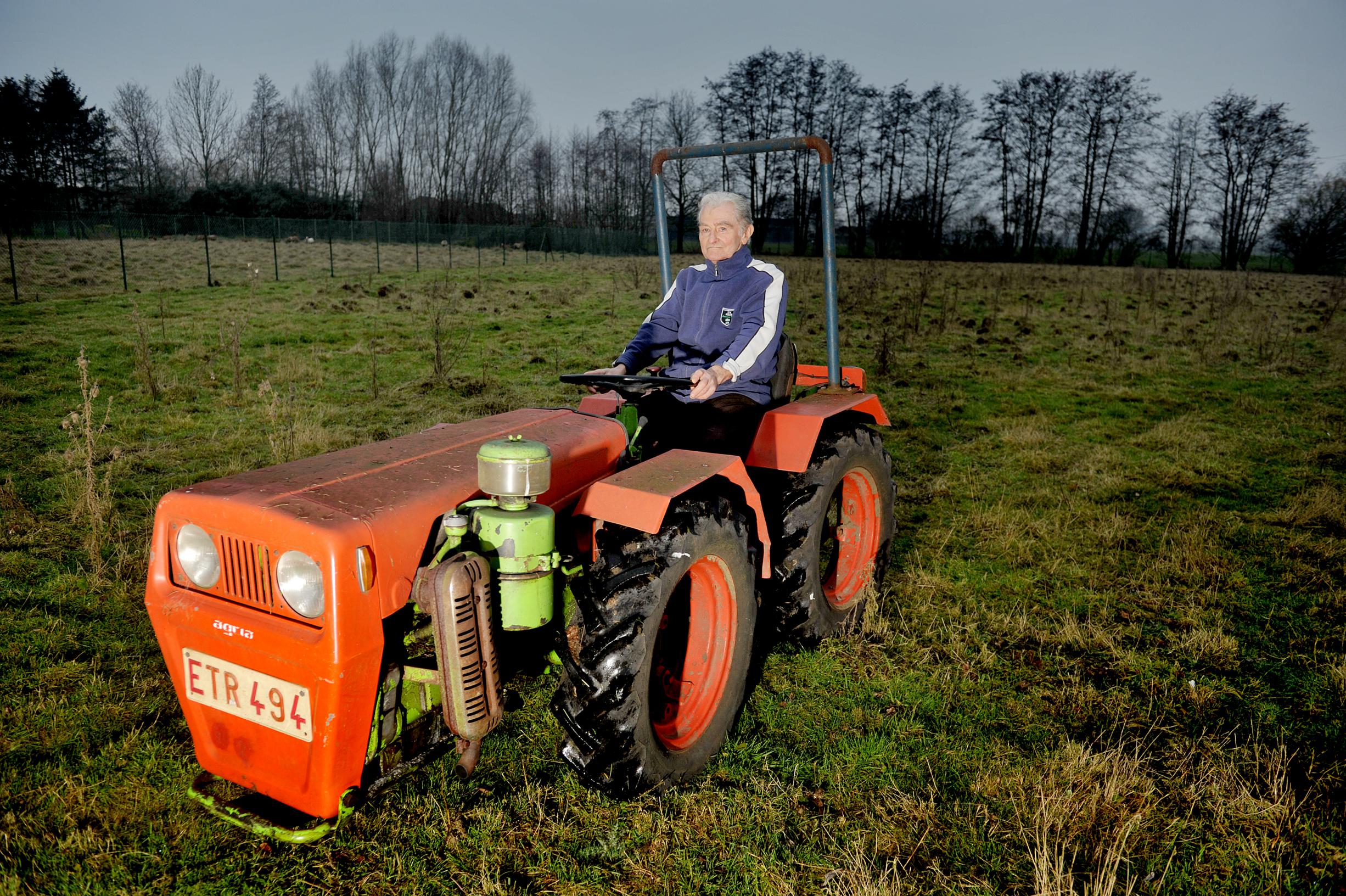 tarief waardigheid bouwen Etienne (76) uit Lokeren krijgt absurde flitsboete: met 77 km/u door  Opitter op tuinbouwtractor (Bree) | Het Belang van Limburg Mobile