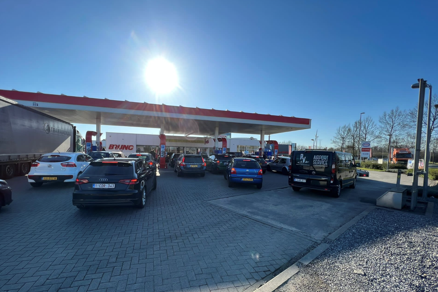 Дизель и бензин снова сильно дешевеют, поэтому голландцы снова массово едут сюда заправляться (Маасмехелен)