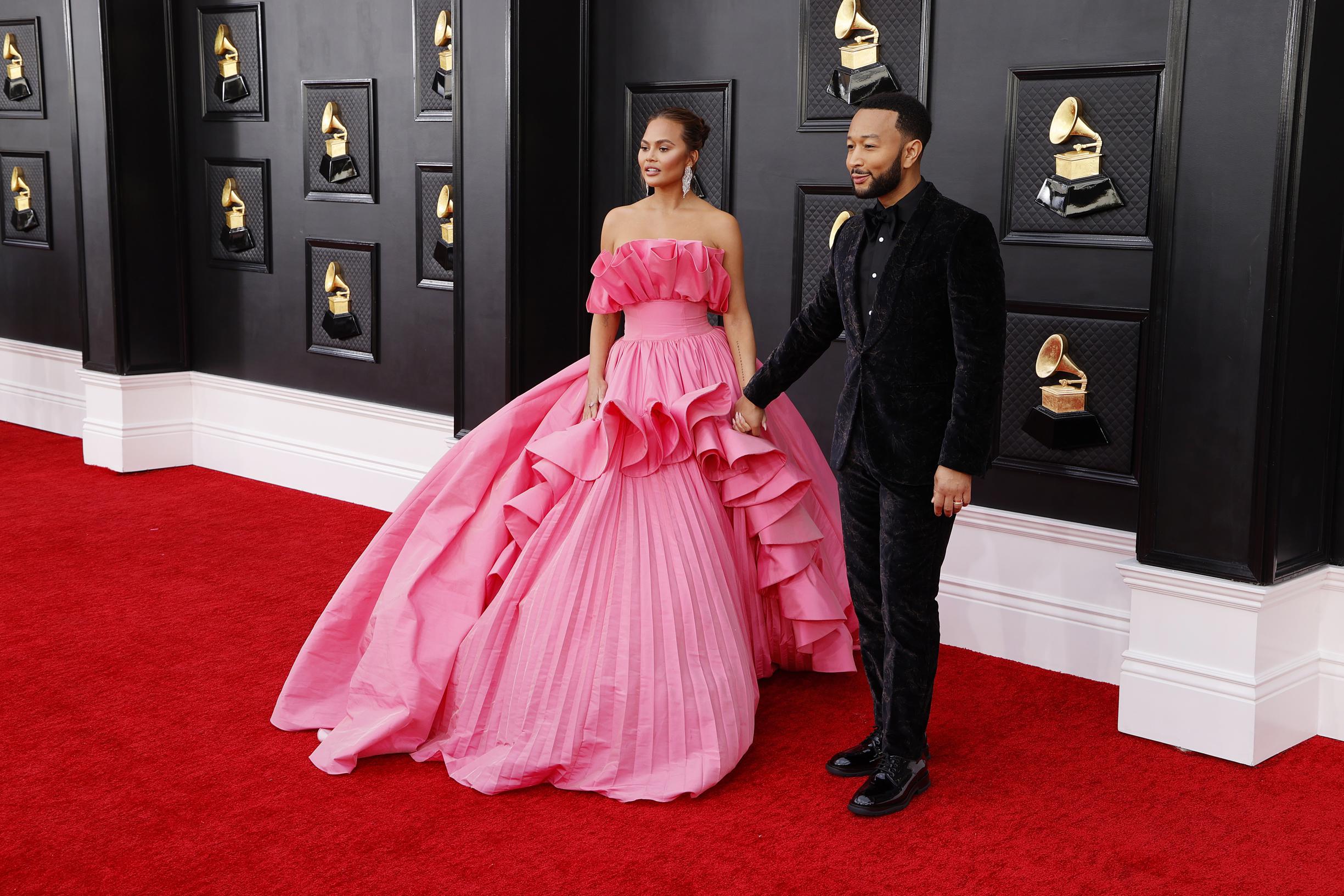 tempo tellen Lot De best dressed op de Grammy's 2022: de rode loper kleurt fuchsia | Het  Belang van Limburg Mobile