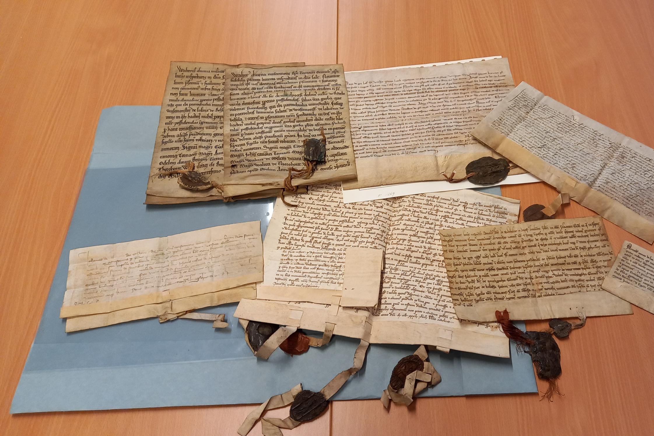 je zelfs 'oud papier' van 800 jaar oud niet zomaar mag kopen of verkopen | Het Belang van Limburg Mobile