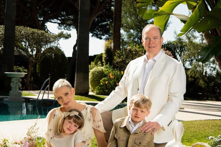 Княгиня Монако Шарлин отпраздновала возвращение мужа и детей официальной фотосессией