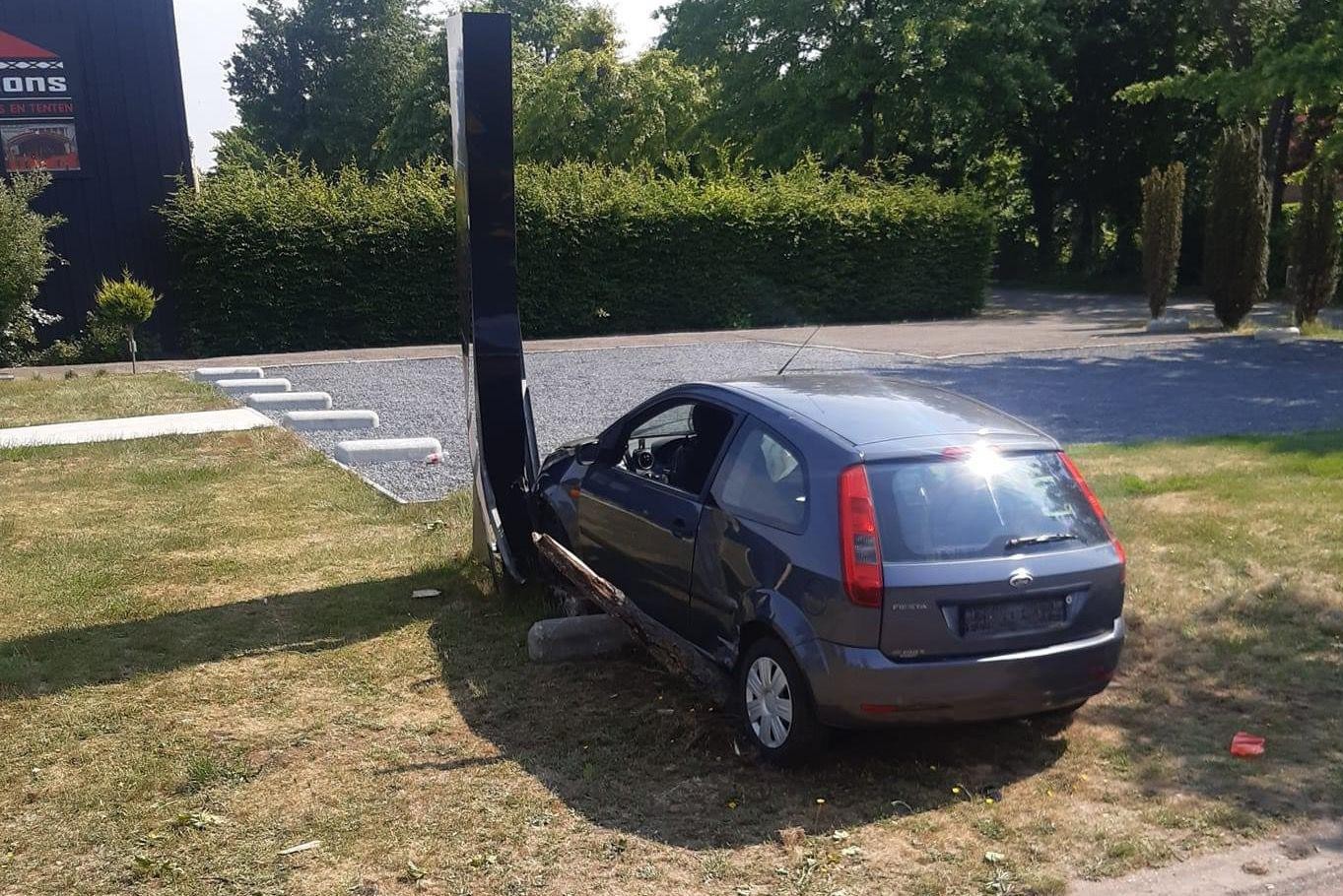 elf laten vallen Inleg Auto zonder nummerplaat achtergelaten tegen paal in Kiewit (Hasselt) | Het  Belang van Limburg Mobile