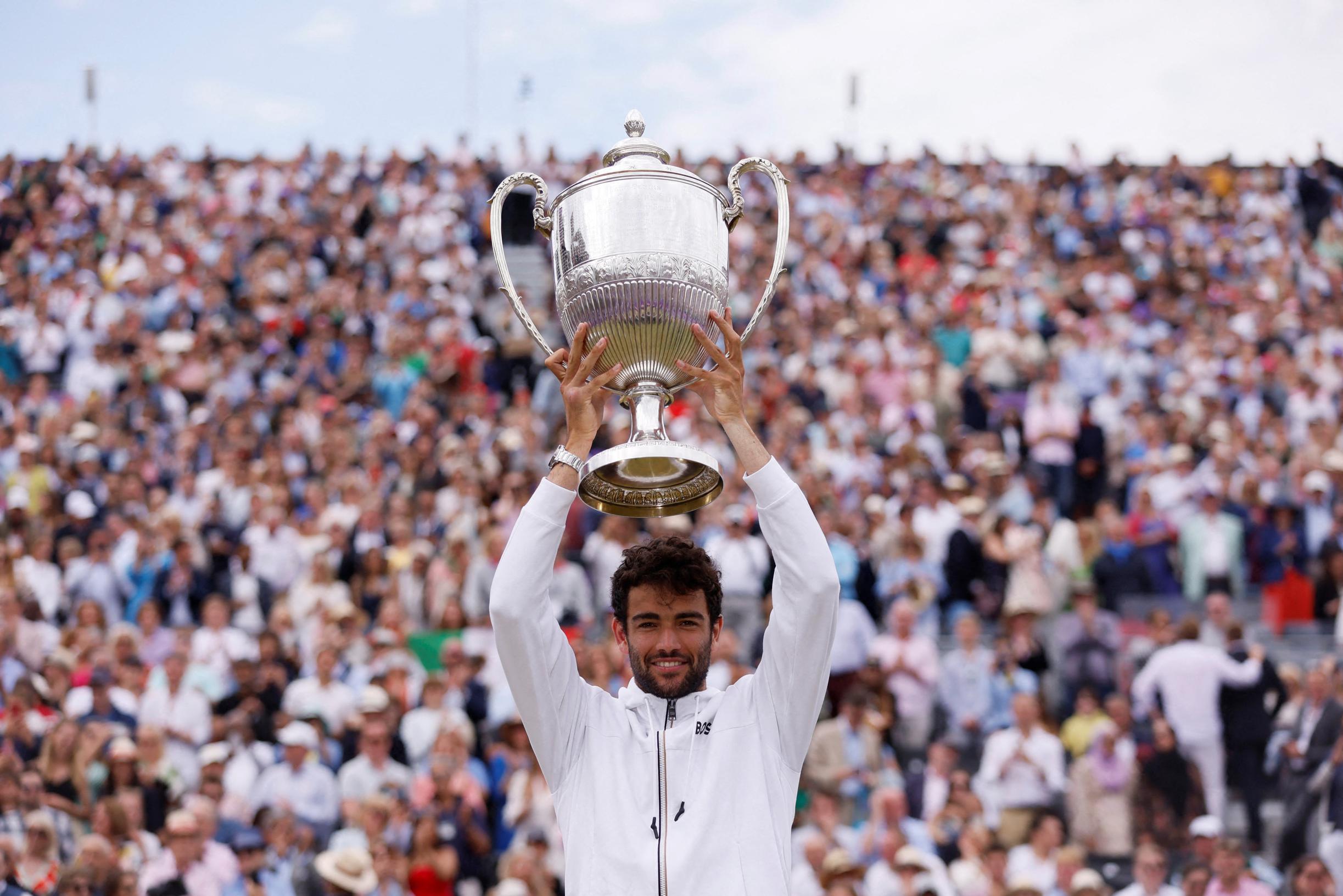 Italiaan Matteo Berrettini bewijst zijn goede vorm voor Wimbledon en verlengt titel op Londense gras van Queen’s