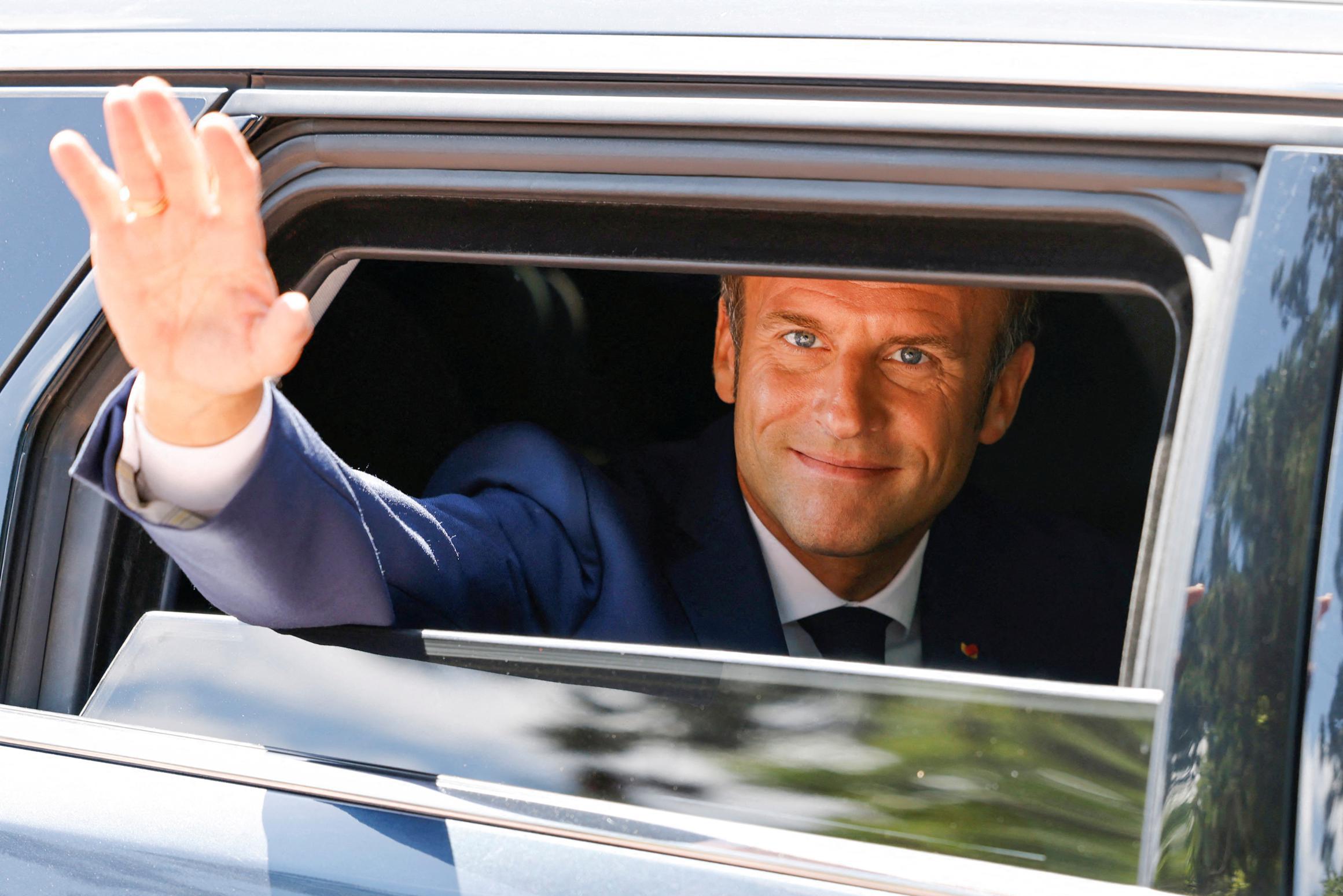 Partij van Emmanuel Macron stevent af op overwinning, maar verhoopte absolute meerderheid komt er niet