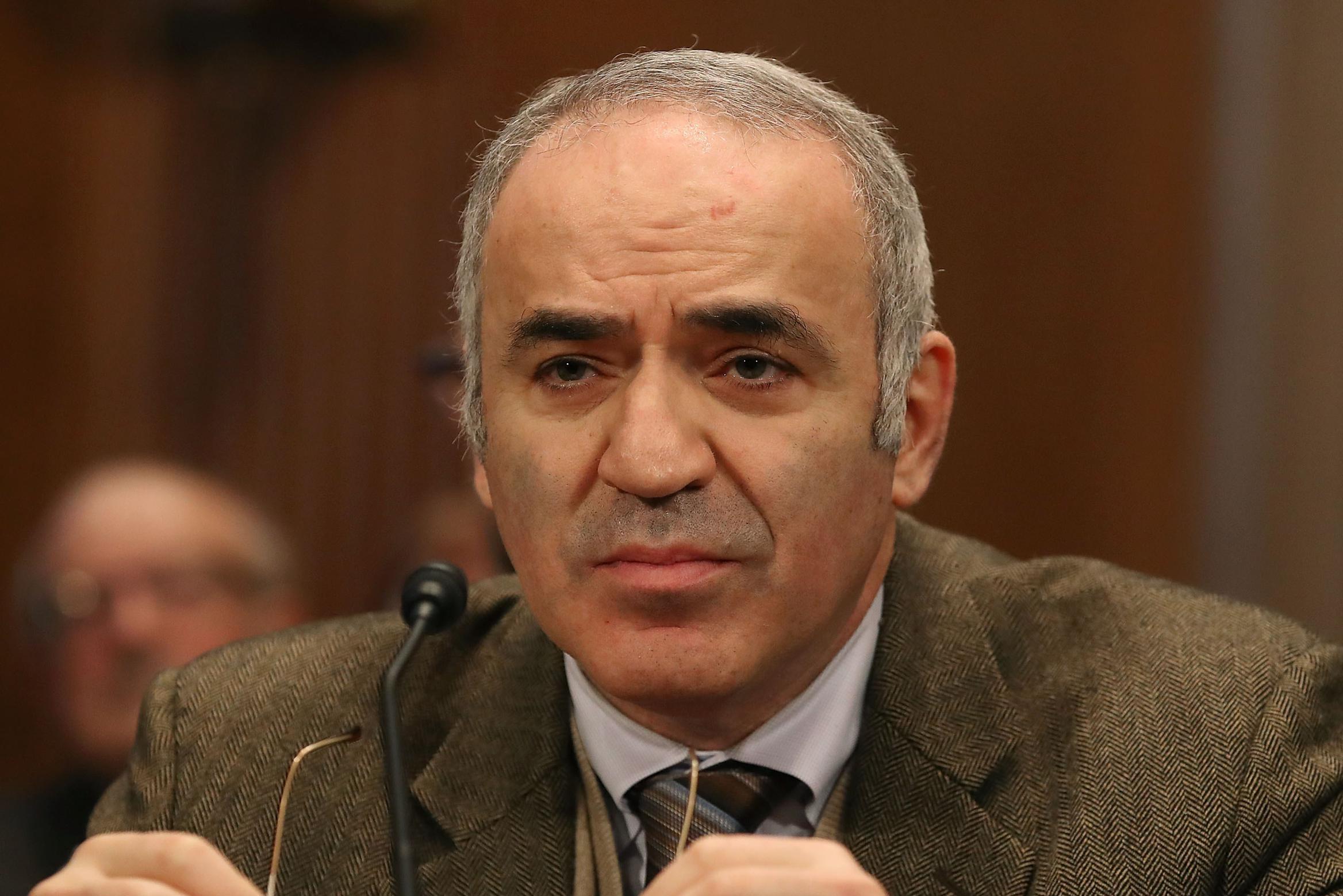 Garry Kasparov Luis In De Pels Van Het Kremlin “navo Kan Poetins Leger In één Dag Verpulveren 