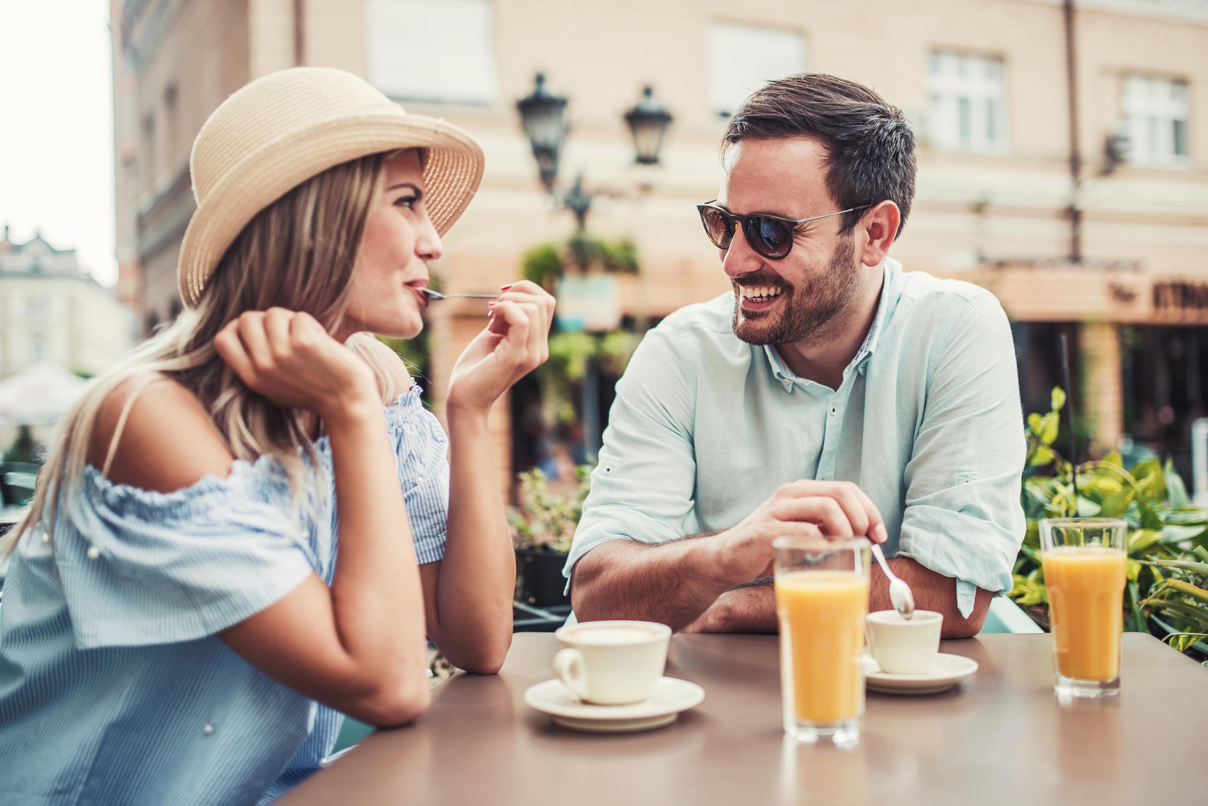 Hulp nodig? Dit is de beste manier om te flirten volgens de wetenschap Het Belang van Limburg Mobile