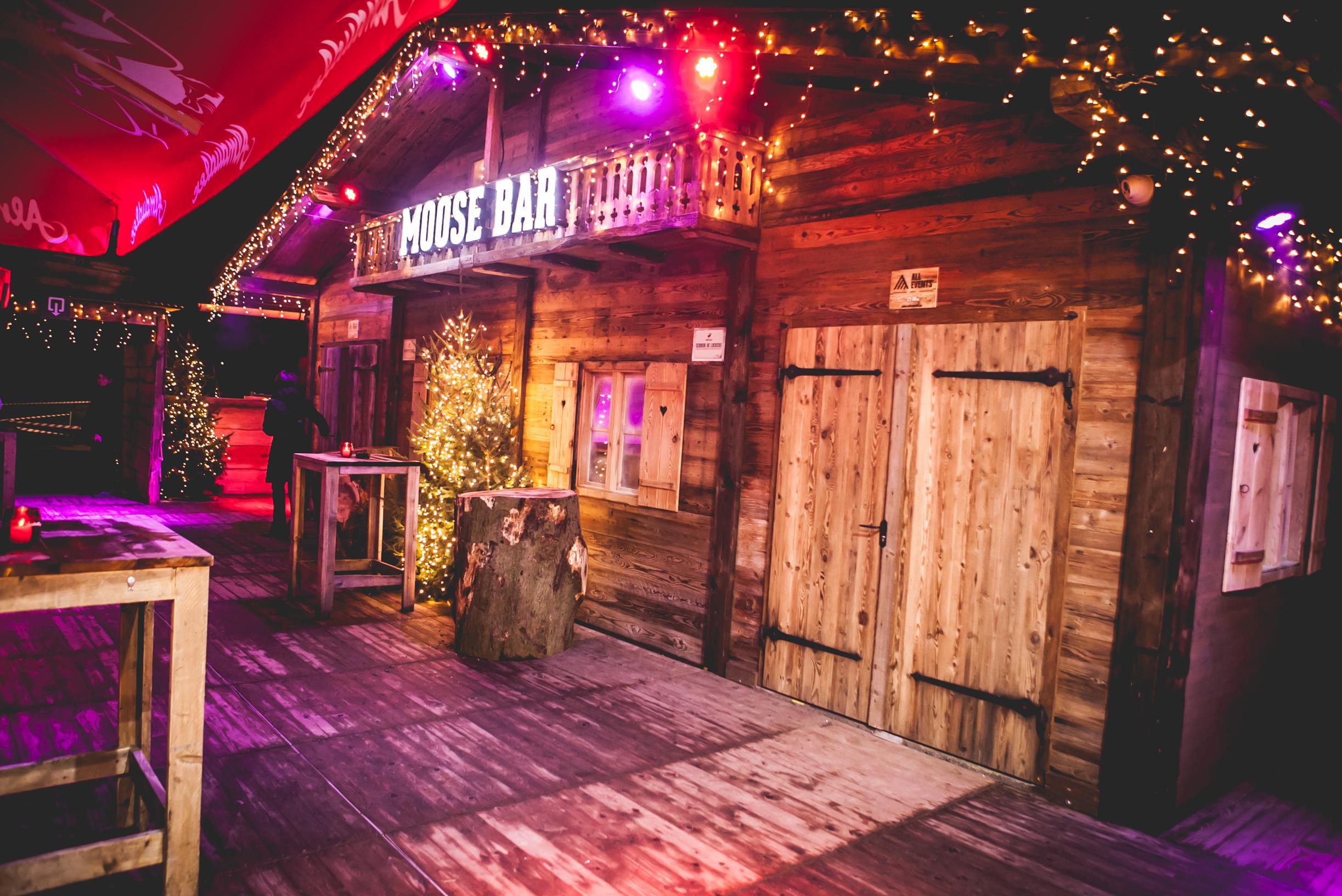 In de Moose Bar in Hasselt kan je losgehen op schlagerhits tot in de vroege uurtjes