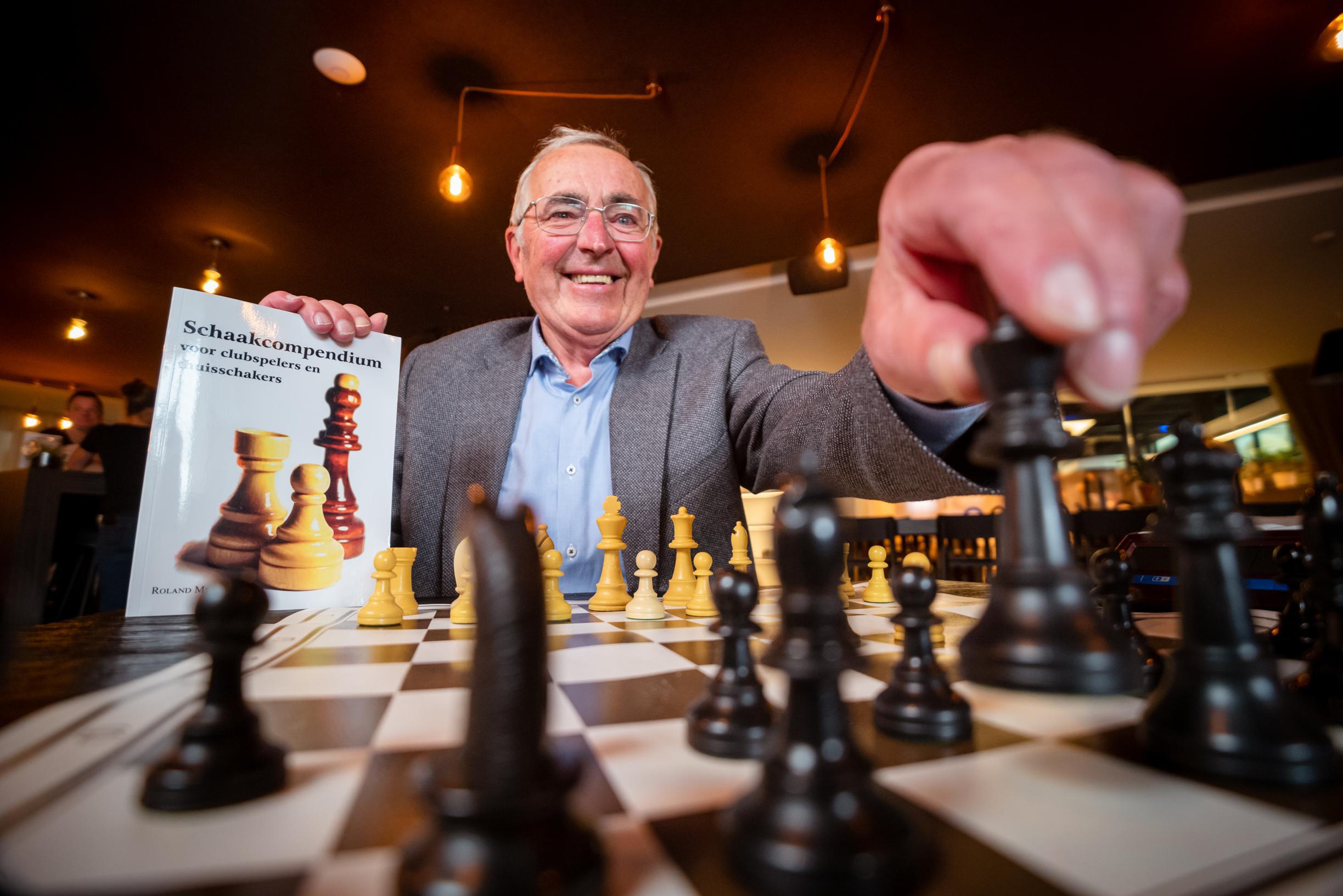 Grappig Verfrissend het dossier Bilzenaar Roland Mebis schrijft schaakbijbel: 'Schaakcompendium voor  clubspelers en thuisschakers' (Bilzen) | Het Belang van Limburg Mobile
