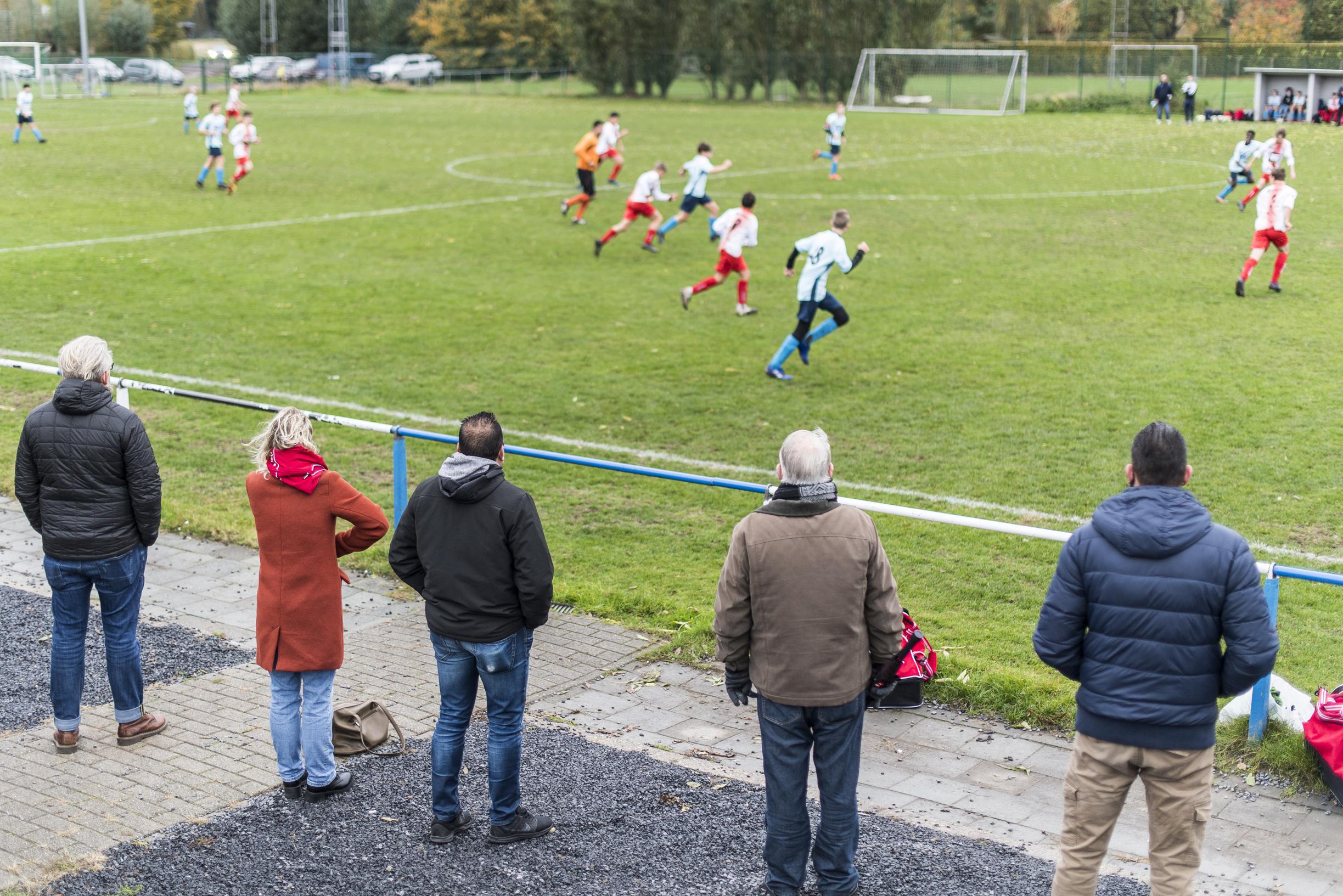 Van ‘kankernigger’ tot ‘papzak’: dit hoor je op en rond de Limburgse voetbalvelden
