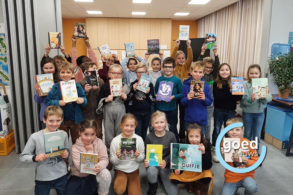 Sinterklaas brengt leesboeken voor kinderen van VBS Nieuwland
