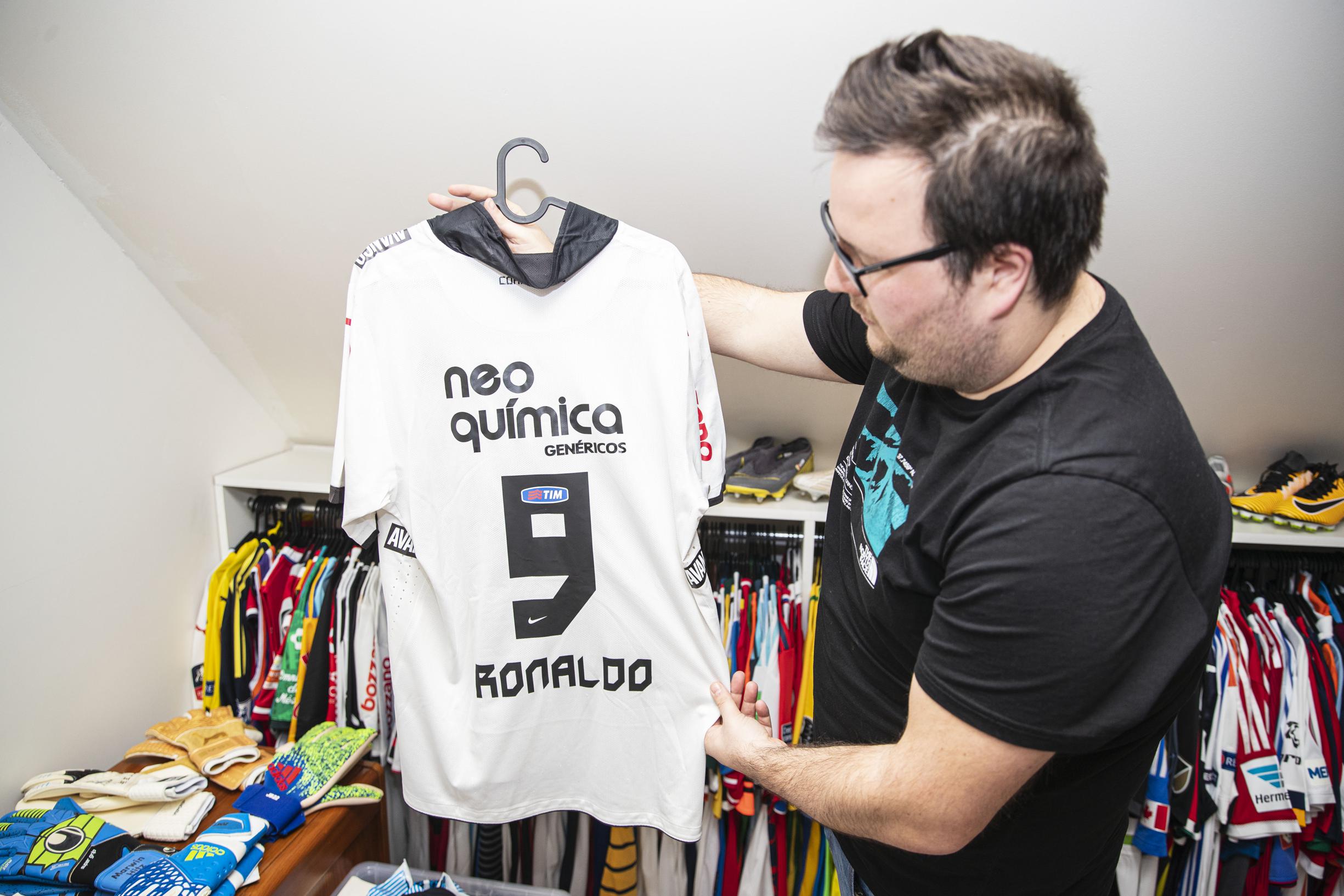 Grillig Weekendtas gat Thijs uit Lommel verzamelt oude voetbalshirts om inflatie tegen te gaan:  “Stijgt alleen maar in waarde” (Lommel) | Het Belang van Limburg Mobile