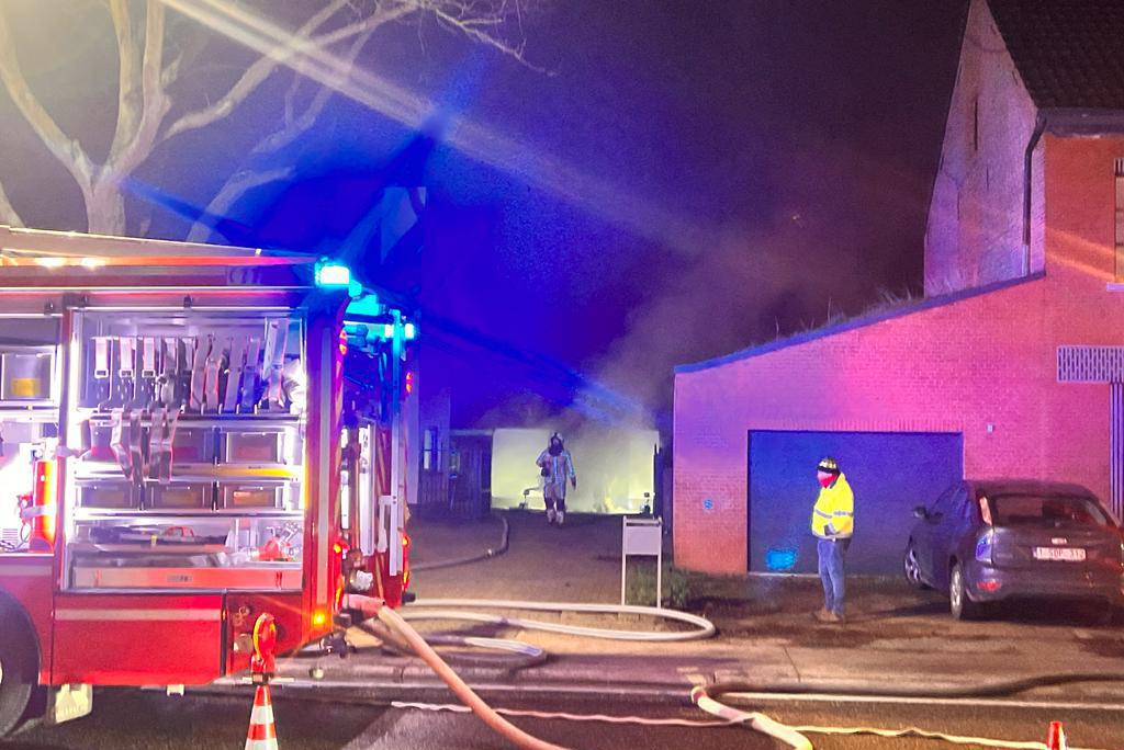 Brandweer blust brand in garage in Ham