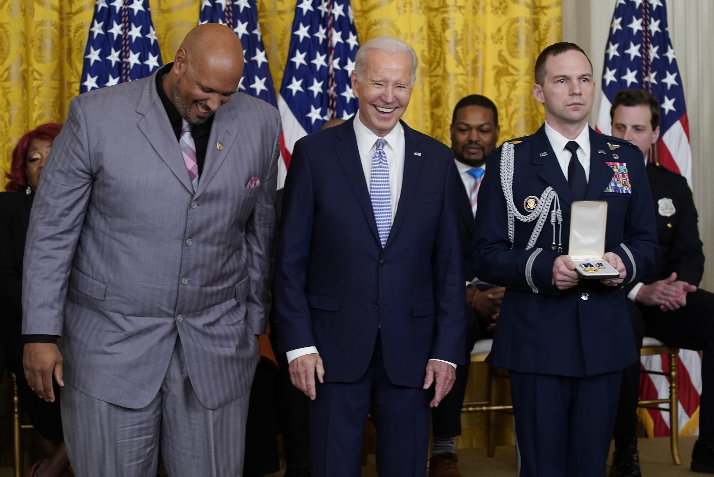 Biden awards police officers two years after Capitol attack: “Our democracy is under attack”
