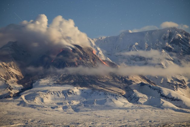 Вулкан извергает огромное облако пепла и оставляет российские деревни во мраке: «День вдруг превратился в ночь»