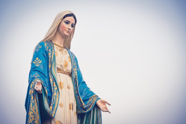 La statua della Vergine Maria che piangeva sangue attirava centinaia di fedeli ogni mese, finché un investigatore privato non si avventò sul caso