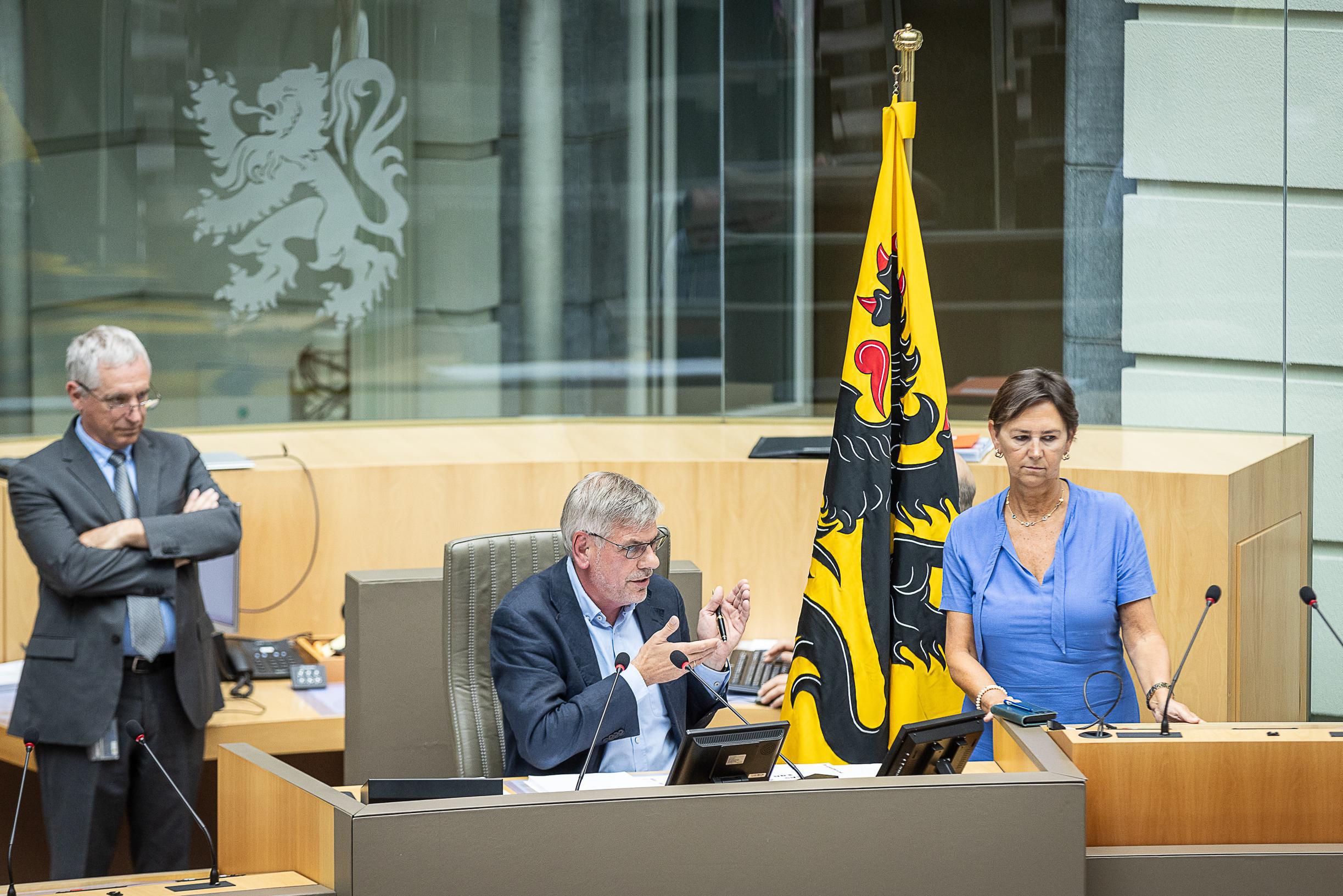 Plaatsvervangend Voorzitter Dewinter (Vlaams Belang) Zet Vlaamse Vlag ...