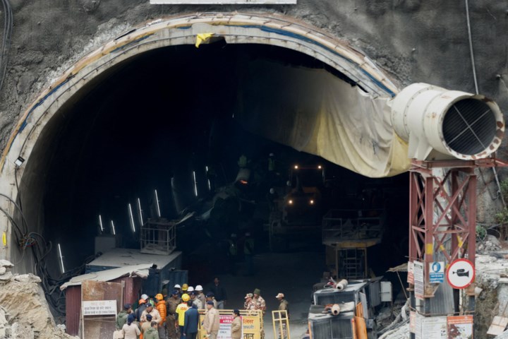 Hulpverleners zijn genaderd tot op vijf meter van arbeiders in ingestorte tunnel in India