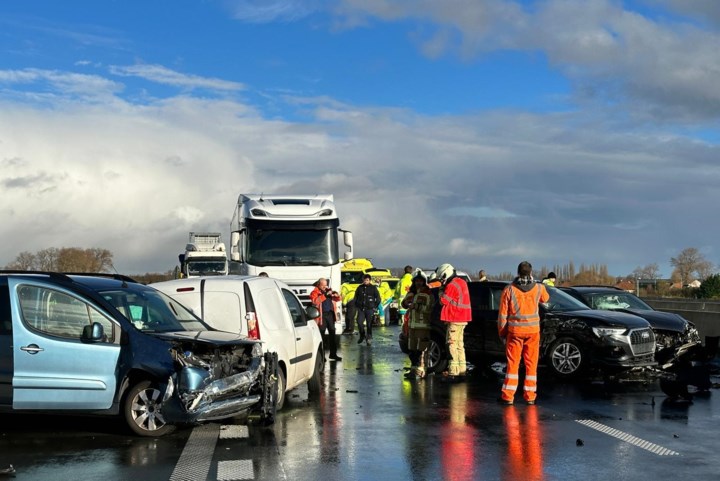 Meer dan 3 kilometer file door ongeval met tiental (vracht)wagens op A11, vermoedelijk door gladheid: “Hinder zal enige tijd duren”