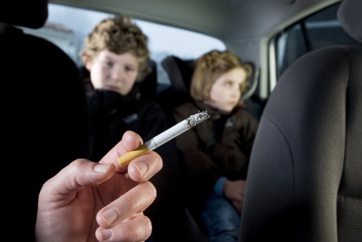 Amper controle op roken in de auto: “Schadelijker voor gezondheid dan zware bosbrand”