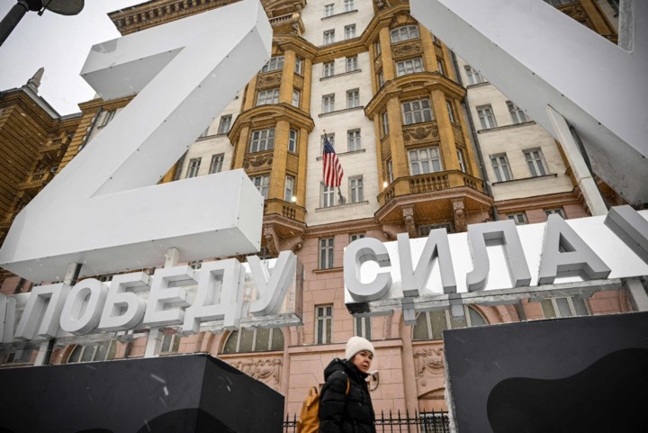 Enorme pro-Russische letters Z en V geplaatst voor Amerikaanse ambassade in Moskou