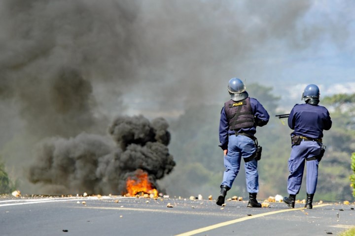 Zeven criminelen in brand gestoken door woedende menigte in Zuid-Afrika