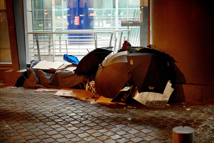 Ondanks vriesweer liggen nog altijd daklozen in Brusselse straten, maar ’s nachts worden ze in de stations getolereerd