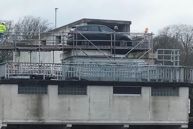 Bizarre incident in Wijnegem: Woman drives BMW onto narrow bike bridge over lock gates