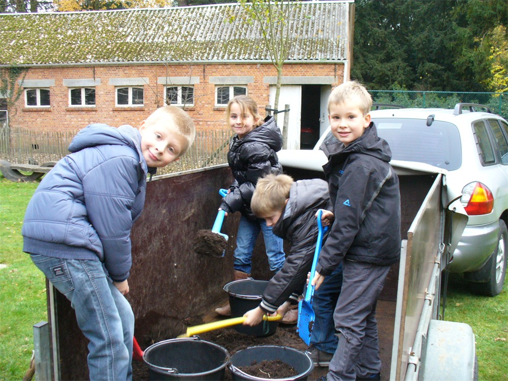 Tuinmannen De Zevensprong frissen kruidentuin op (Ham) Het Belang van