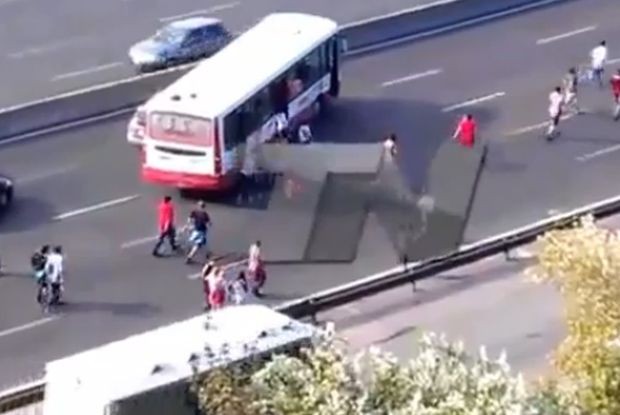 Hooligans Santa Fé vallen supportersbus River Plate aan ...