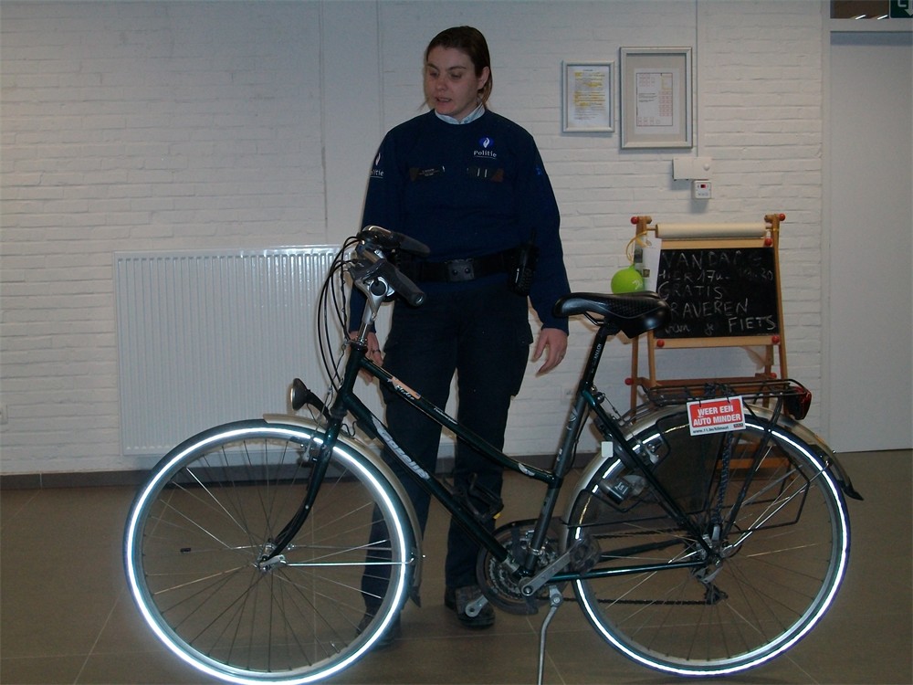 roze Hamburger Van toepassing zijn KVLV-leden Alken-centrum kregen EHBO-les voor de fiets (Alken) | Het Belang  van Limburg Mobile